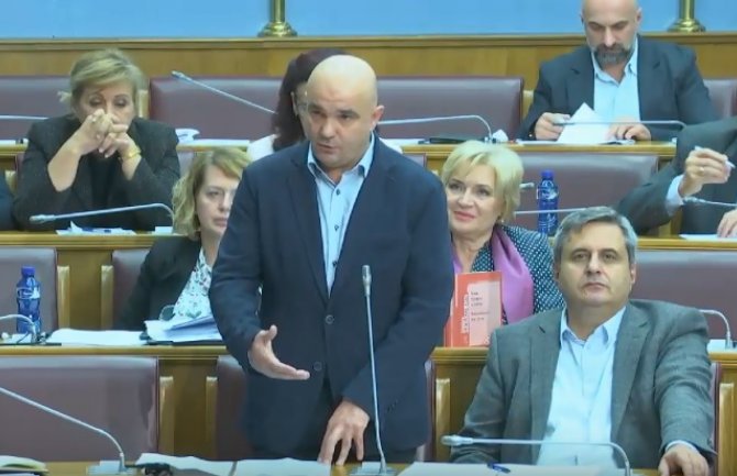 Vučinić Gvozdenoviću:Nemoj da ti dođem tu da ti išćupam taj mikrofon zajedno s tobom