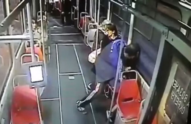 Djevojčica napadnuta u tramvaju molila putnike za pomoć, oni nisu reagovali