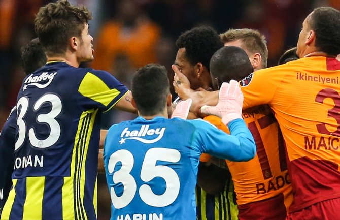 Tuča fudbalera nakon velikog turskog derbija