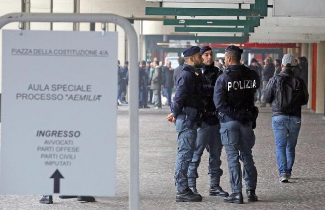 Talačka kriza u Italiji: Osuđenik hoće sastanak s ministrima, prijeti da će ubiti taoce