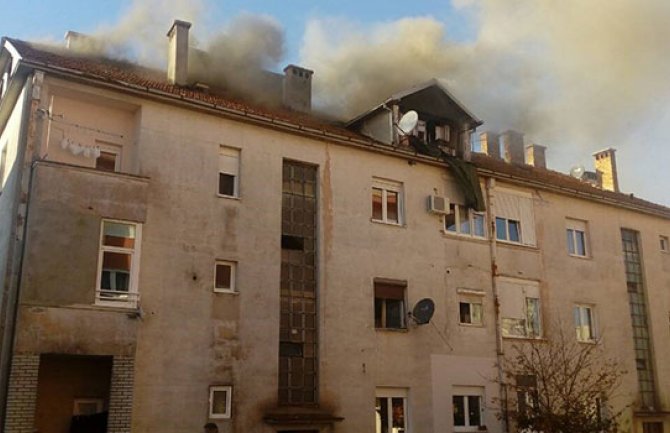 Nikšić: Požar u potkrovlju zgrade, vatrogasci se bore sa plamenom(FOTO)