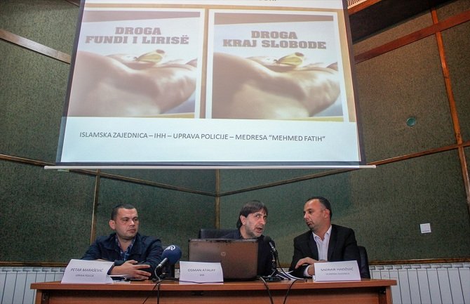Podgorica: Predstavnici IHH-a i Uprave policije učenicima medrese govorili o štetnostima droge