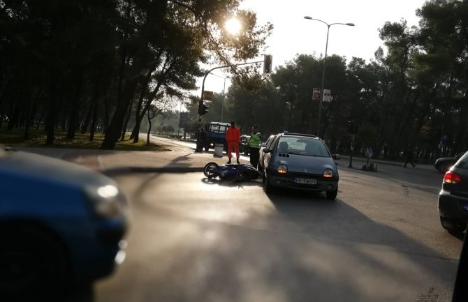 Podgorica: Sudar automobila i motora, povrijeđena jedna osoba