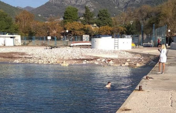 Novembarsko kupanje u Budvi, lijepo vrijeme i naredne sedmice