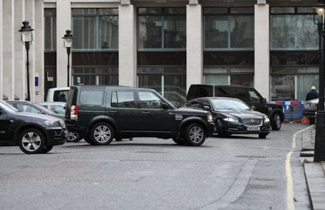 Automobil udario u kolonu vozila u kojoj su bili premijeri Velike Britanije i Belgije(VIDEO)