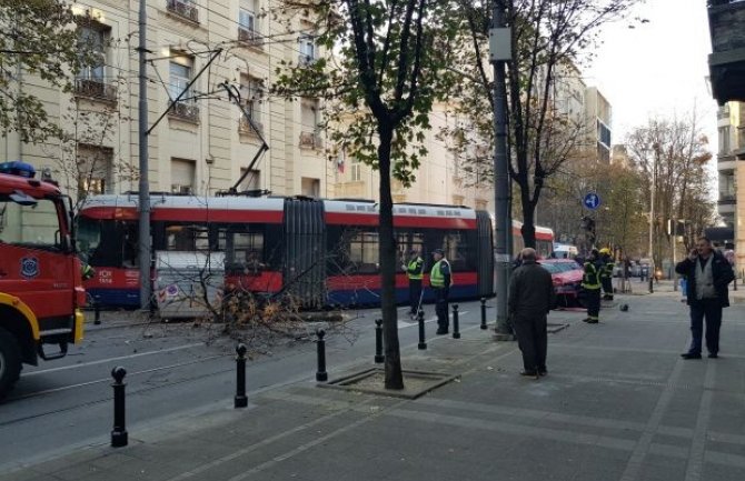Tramvaj izletio iz šina u Beogradu, poginuo pješak, pet osoba povrijeđeno