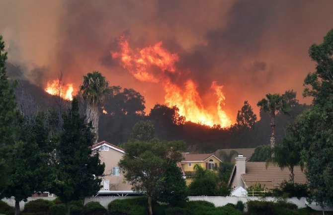 Gori Kalifornija: Najmanje 42 osobe stradale u požarima, nestao čitav jedan grad