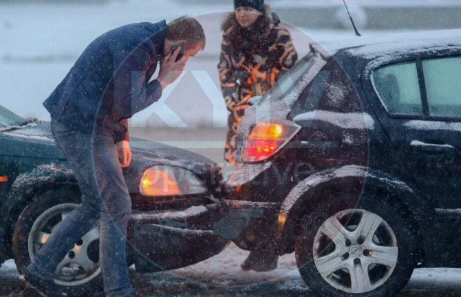 Kijev: Od jutos pada snijeg, zabilježeno čak 300 udesa!