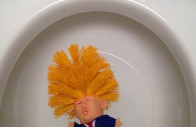 Velika potražnja za četkom za WC šolju sa Trampovim likom