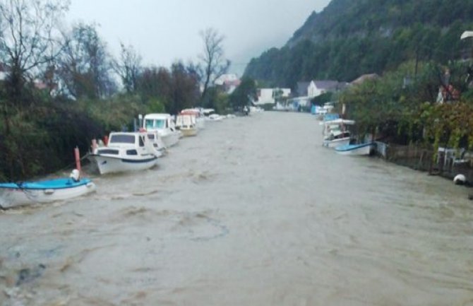 Nevrijeme izazvalo probleme u više gradova širom Crne Gore: Poplavljeni brojni objekti, ulice... (VIDEO) (FOTO)