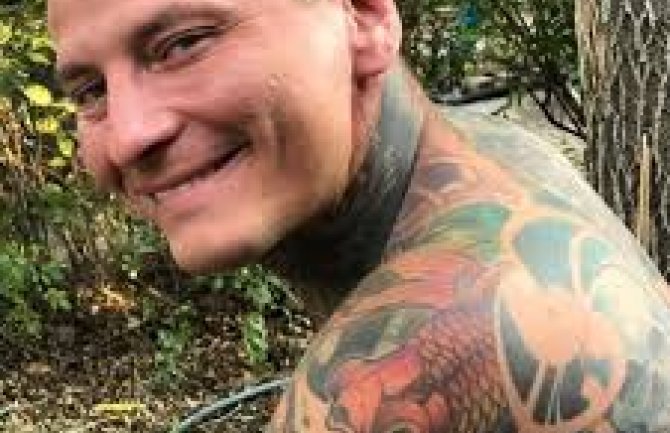 Nakon smrti supruga hoće da sačuva njegovu kožu i izloži je u salonu za tetoviranje (VIDEO)