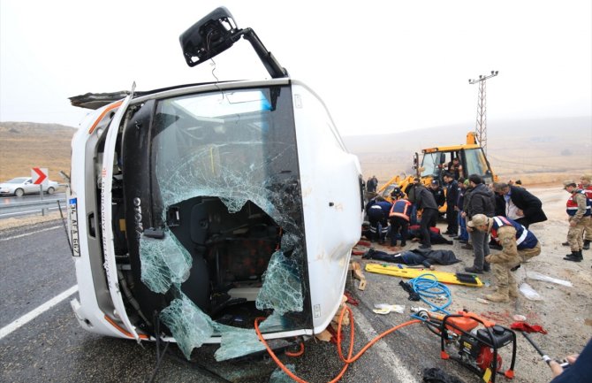 Krenuli na sahranu pa doživjeli nesreću: 7 mrtvih i 15 povrijeđenih u prevrtanju minibusa