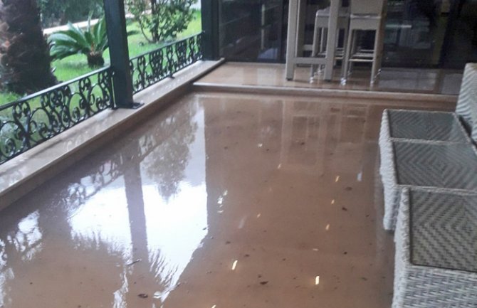 Herceg Novi: Hoteli pretpjeli velike štete u poplavama, uništene posteljine, oprema, uređaji, mašine