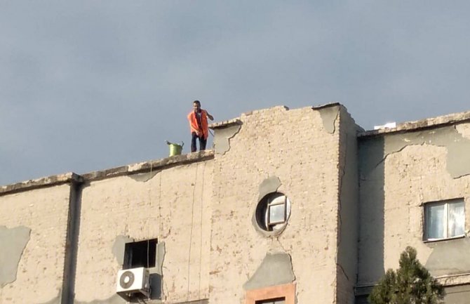 Kraj drame u Novom Sadu: Policija spriječila muškarca da skoči sa zgrade