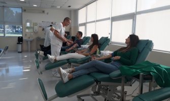 Zaposleni u Službi Skupštine dobrovoljno dali krv: Podrška ugroženim članovima društva