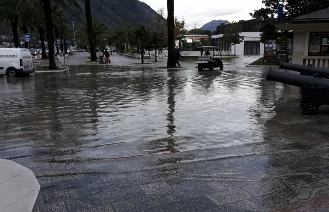 Narandžasti meteoalarm za jug, u Kotoru poplavljena glavna saobraćajnica