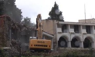 Budva: Počelo rušenje hotela Kraljičina plaža (VIDEO)