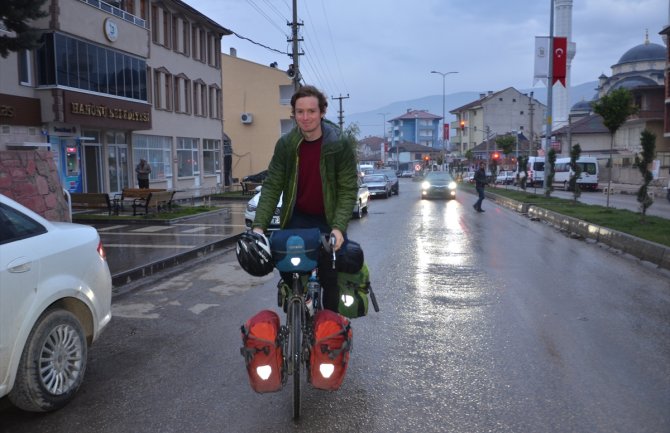 Britanski novinar biciklom ide u Indiju da posjeti suprugu, prošao i kroz Crnu Goru
