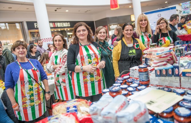 Otvoren 10. diplomatski Božićni bazar u Podgorici: Brinimo jedni o drugima
