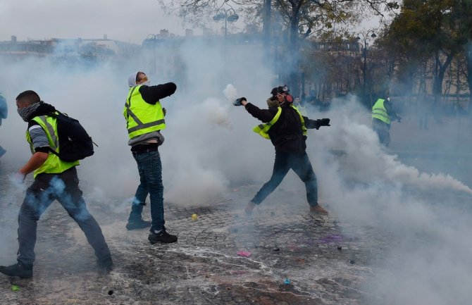 Haos u Parizu: Policija bacila suzavac na demonstrante, oni odgovorili kamenicama