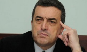 Vukadinović: Kakva je država u kojoj se od hapšenja bježi u ambasadu i Parlament