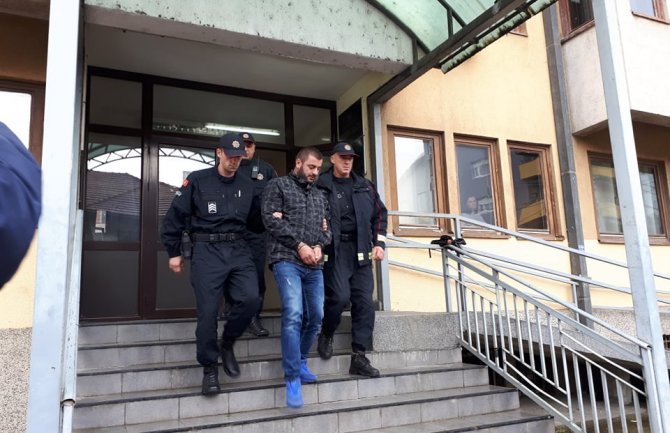 Produžen pritvor Pazarcu koji je pretukao bivšu suprugu u dvorištu škole