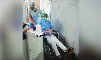 Doktorka u invalidskim kolicima ušla u operacionu salu, slomljena noga je nije spriječila da operiše pacijenta (FOTO) (VIDEO)