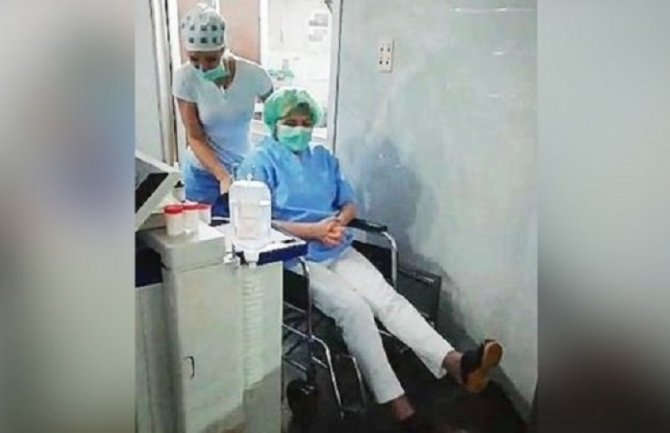 Doktorka u invalidskim kolicima ušla u operacionu salu, slomljena noga je nije spriječila da operiše pacijenta (FOTO) (VIDEO)