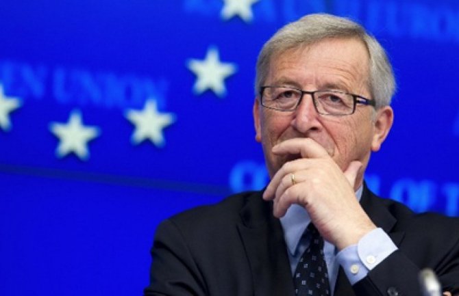 Junker protresa kosu plavuši na ulazu u sjedište Evropske komisije u Briselu (VIDEO)