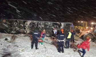 Užas kod Leskovca: Autobus sletio s puta, poginule tri osobe, 32 povrijeđenih