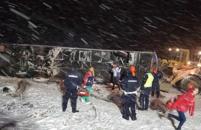 Užas kod Leskovca: Autobus sletio s puta, poginule tri osobe, 32 povrijeđenih