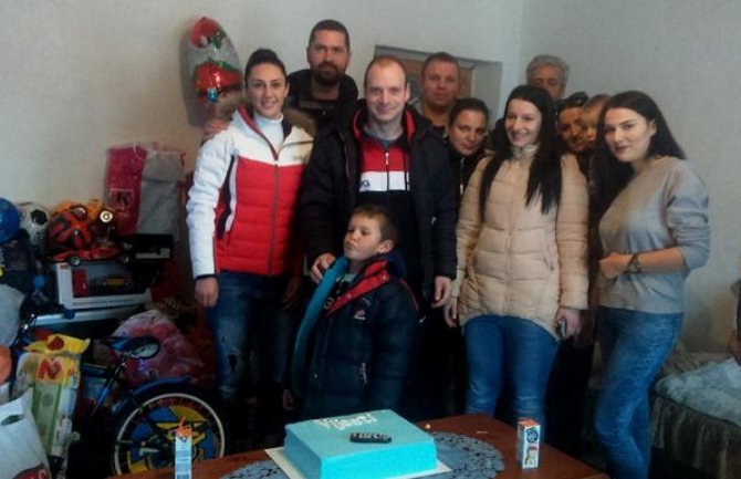 Dječak iz Nikšića seli se u novi dom sa ocem, stanarinu će plaćati Centar za socijalno