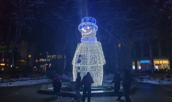 Bijelo Polje: Svjetlucavi Snješko Bjelić krasi gradski park