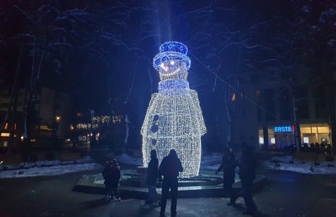 Bijelo Polje: Svjetlucavi Snješko Bjelić krasi gradski park