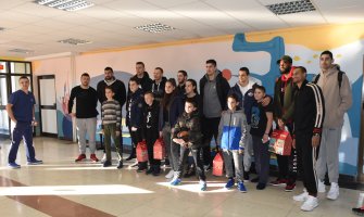 Košarkaši Budućnost Volija posjetili pacijente dječije bolnice: Ohrabrenje u prazničnim danima