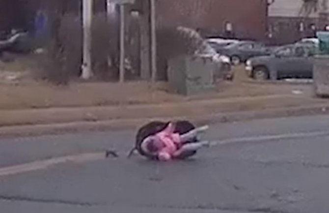 Dvogodišnje dijete ispalo iz auta, majka nastavila da vozi (VIDEO)