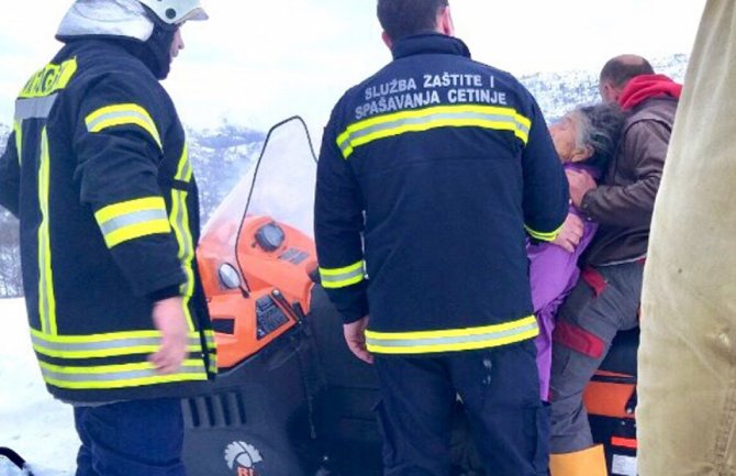 Vatrogasci evakuisali desetak vozača i putnika, ostali zaglavljeni u snijegu