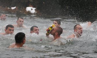 Bogojavljensko plivanje prvi put u Nikšiću, Časni krst osvojio Marko Mićović (VIDEO)