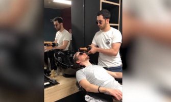 Neobična usluga u salonu: Ovaj frizer ne koristi šampon, već šampanjac za pranje kose (VIDEO)