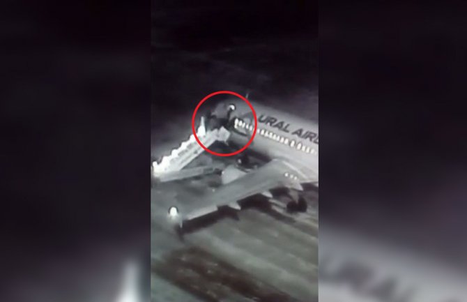 Srušile se mobilne stepenice tokom ukracavanja putnika, 6 povrijeđenih (VIDEO)