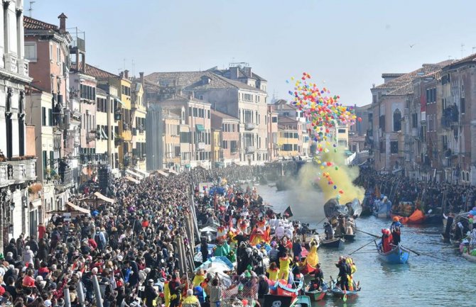  Počeo Karneval u Veneciji: Superheroji, pirati i princeze isplovili gondolama