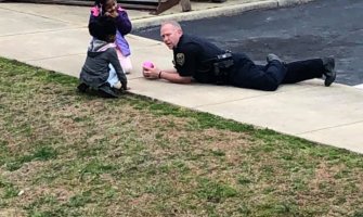 Policajac legao na beton i igrao se sa djecom da ih smiri koja su se uplašila zbog curenja gasa (FOTO)