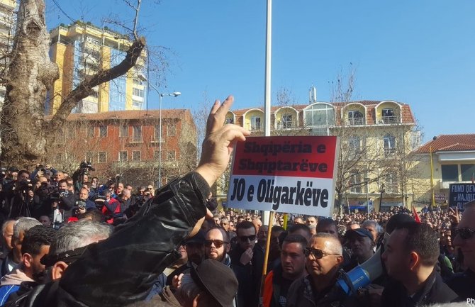 Tirana: Opozicija opkolila zgradu parlamenta, traže ostavku Vlade