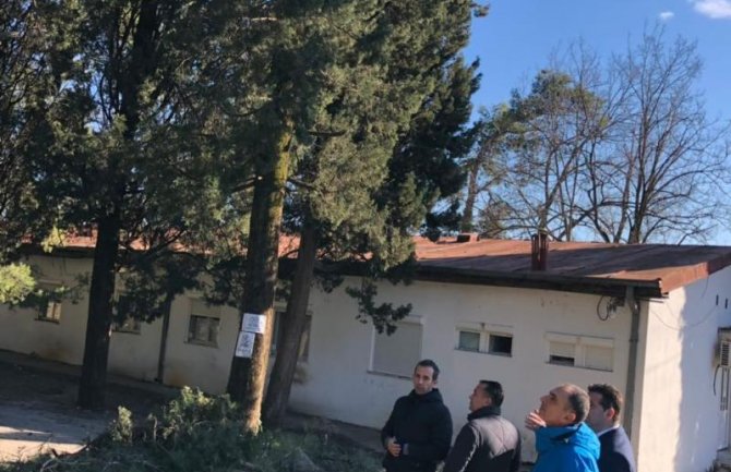 Hrapović, Vujović i Eraković obišli objekte KCCGa: Pacijenti nisu ugroženi, arhiv će biti izmješten
