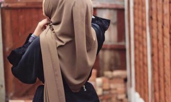Prema etičkom kodeksu zabranjeno je nošenje hidžaba u javnoj upravi