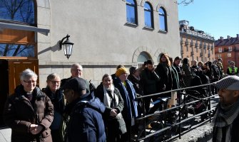 Stokholm: Građani napravili obruč oko džamije i čuvali vjernike tokom molitve (FOTO)