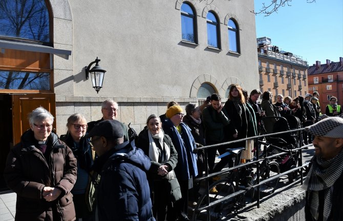 Stokholm: Građani napravili obruč oko džamije i čuvali vjernike tokom molitve (FOTO)
