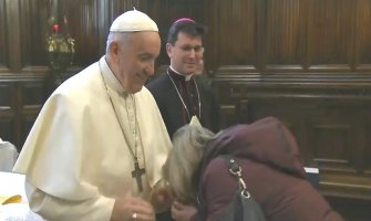 Svi gledaju snimak Pape koji ne dopušta da mu se ljubi prsten (VIDEO)