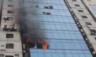 Daka: Požar u zgradi, ljudi skakali s prozora (Video)