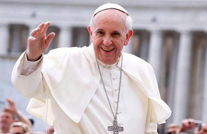 Papa Franjo o izmicanju ruke: Nijesam želio da širim bakterije